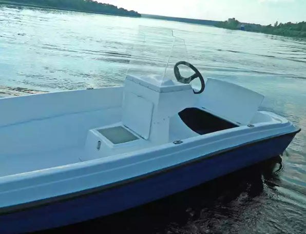 Стеклопластиковая лодка Пингвин с консолью (тримаран) в Долгопрудном