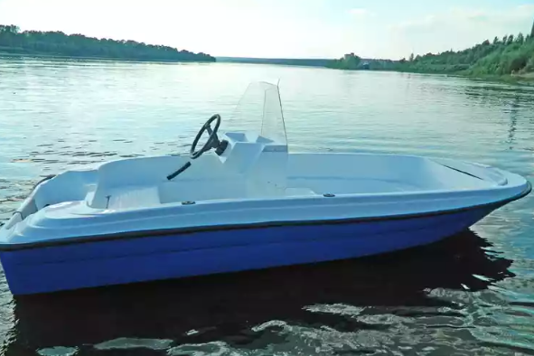 Стеклопластиковая лодка Пингвин с консолью (тримаран) в Долгопрудном