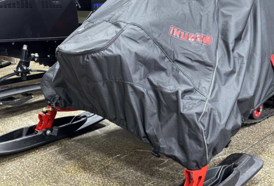 Чехол транспорт. снегохода IKUDZO HUNTER черно-красный Оксфорд ПРЕМИУМ качества с лого IKUDZO в Долгопрудном