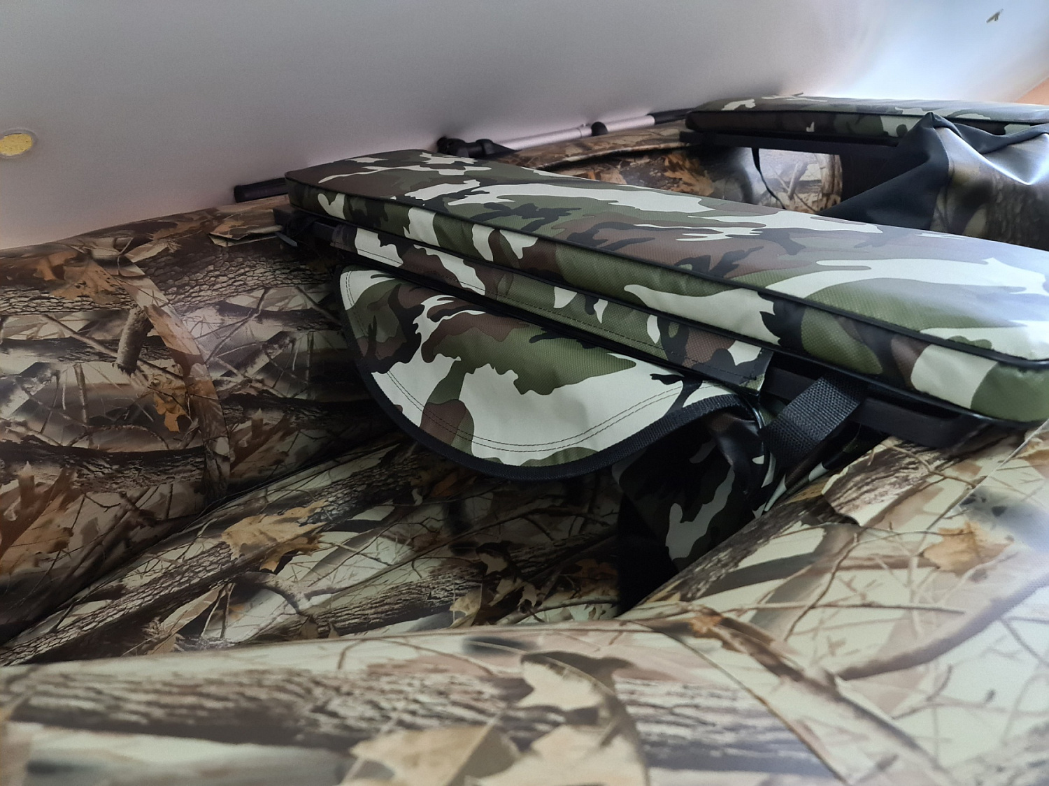 КОМПЛЕКТ МЯГКИХ НАКЛАДОК С СУМКОЙ ДЛЯ ЛОДОК 105Х20 КАМУФЛЯЖ в Долгопрудном